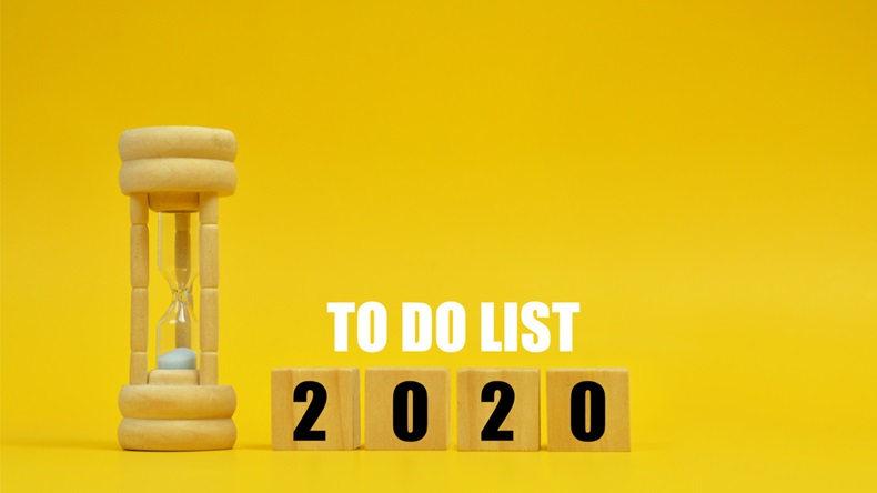 Vintage hourglass on yellow background with to do list in 2020 text.