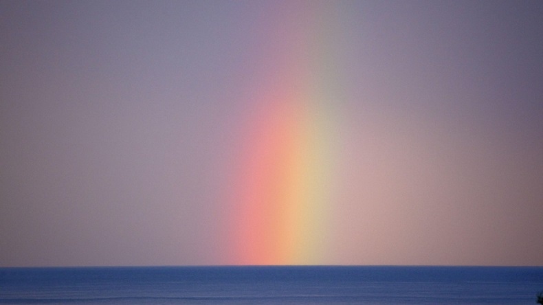 Rainbow horizon