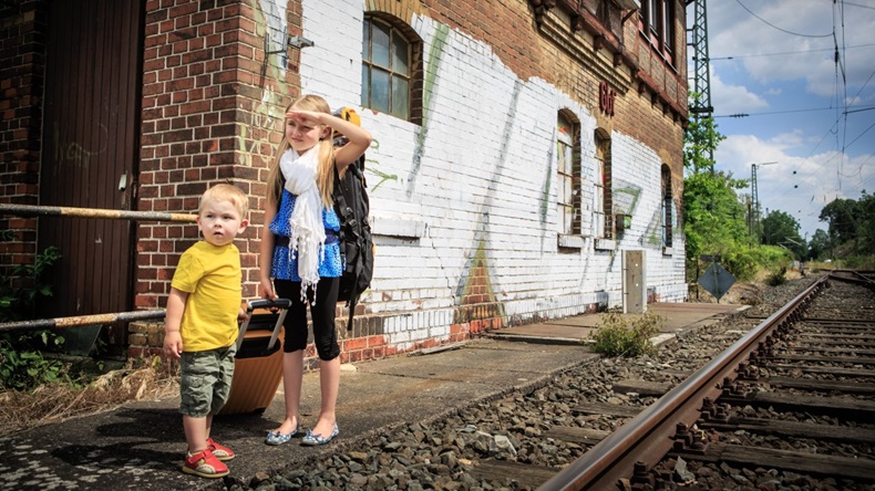 children waiting for train 