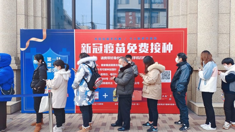 Shanghai residents line up to get COVID-19 vaccines in January 2022