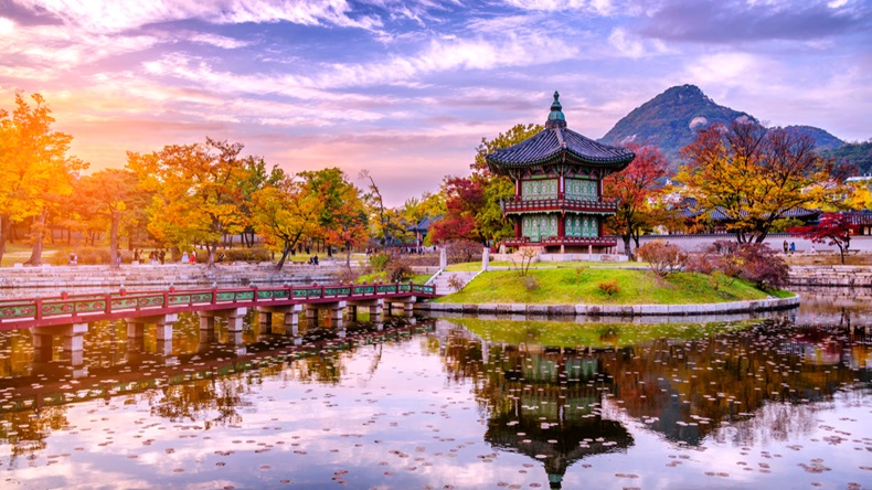 Sunset at the water pavilion in the Gyeongbokgung palace