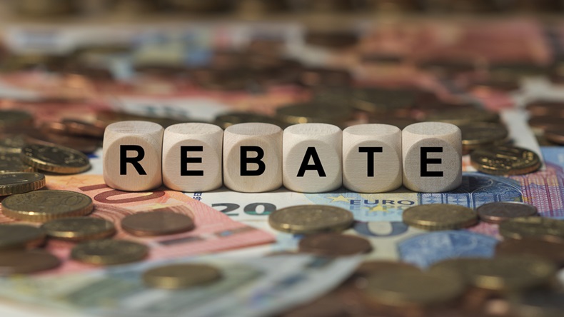 rebate - cube with letters, sign with wooden cubes